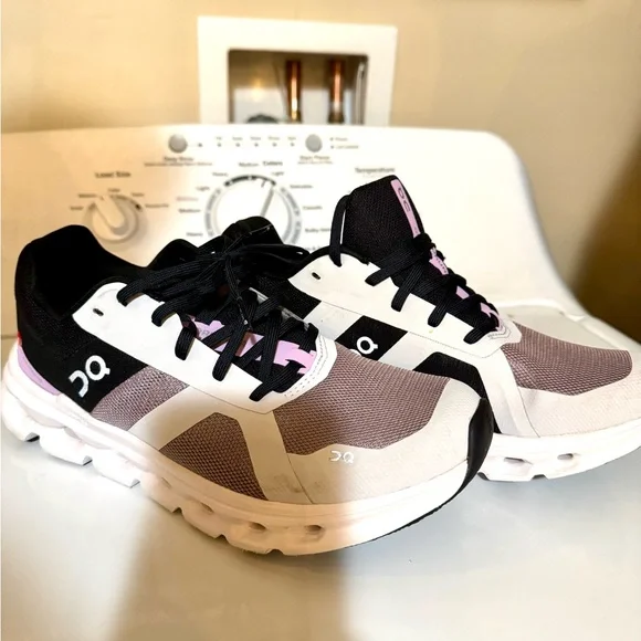 EUC Women's 9.5 On Cloud Cloudrunner 2.0 Heron/Black - Picture 3 of 7